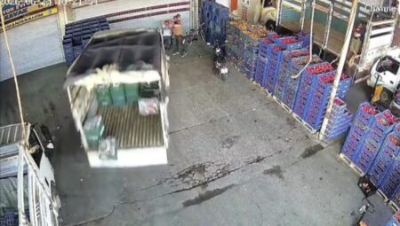 Adana’da Trafik Kazası: Kamyonet Sandalyede Oturan Adama Çarptı
