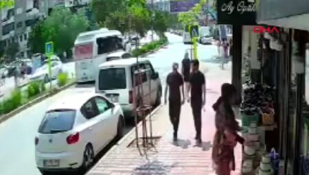 Adana’da Korkunç Kaza! Minibüsün Çarpma Anı Güvenlik Kameralarına Yansıdı.