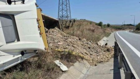 Hafriyat Kamyonu Devrildi: Kaza Ucuz Atlatıldı