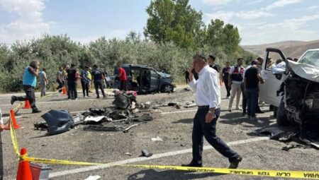 Van’da İki Araç Kafa Kafaya Çarpıştı!
