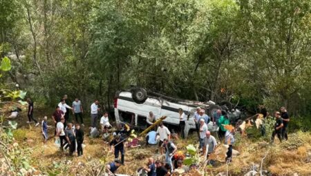 Sivas’ta Kaza! Yolcu Minibüsü Şarampole Yuvarlandı!