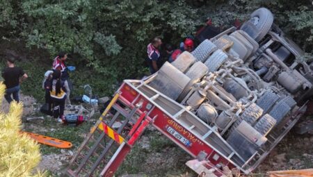 Akyazı’da Korkunç Kaza: TIR Şoförü Hayatını Kaybetti